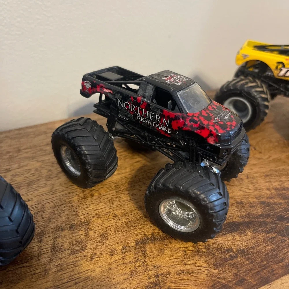 Hot Wheels 1:64 Monster Jam Trucks Multi Northern Nightmare Titan Nessie